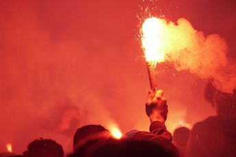 VIDEO: FC Twente supporters met pyro-actie bij Erve Asito