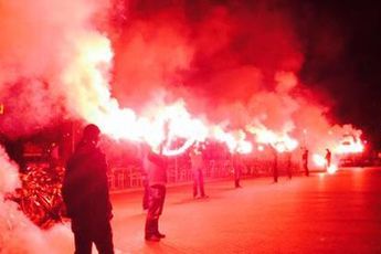 ULTRAS vieren 50-jarig bestaan met mega pyro in centrum Enschede