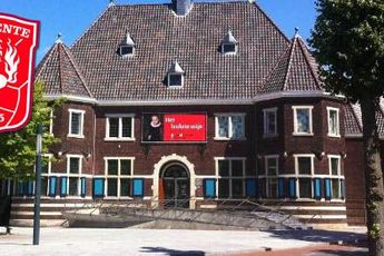 Expositie 'FC Twente 50 jaar op de vierkant meter' geopend door clubicoon