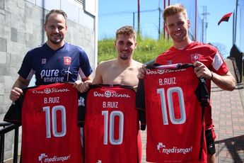 Ruiz verrast Twente-spelers met uniek cadeau inclusief persoonlijke boodschap