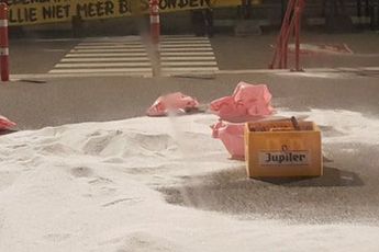 FOTO: NAC supporters gooien 500 kilo zout voor de Grolsch Veste