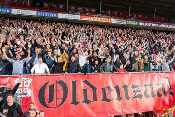 Foto: Fans FC Twente uiten met spandoeken ongenoegen over bierprijzen