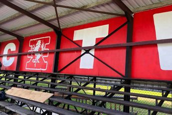 Foto's: SV Glanerbrug kleurt hoofdtribune op Sportpark het Diekman rood