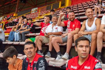 In beeld: Twente-supporters op de tribune bij training FC Twente in stadion Alajuelense