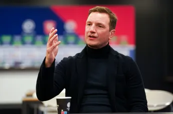 'Arnold Bruggink ziek van beslissing Ruben van Bommel'