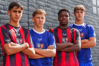 Foto: FC Twente/Heracles Academie presenteert rood-zwart en blauw tenue
