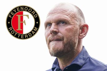 Humor: Spelersgroep plaagt Oosting met Feyenoord-clublied in kleedkamer
