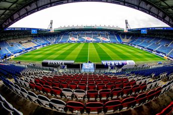 Minuut stilte voor aanvang van sc Heerenveen - FC Twente