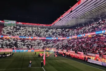In beeld: 'Kippenvel' bij licht- en vuurwerkshow in De Grolsch Veste voor FC Twente - FC Schalke 04