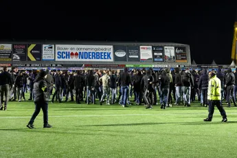 Spakenburg-trainer woest op relschoppers: "Tof te doen met een capuchon op"