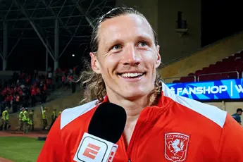Geëmotioneerde Weghorst vecht tegen tranen na eerste goal in De Grolsch Veste: "Ik had zo'n gevoel"