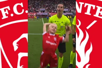 Video: Mascotte gooit munt metershoog bij toss, Pröpper kijkt verbaasd toe