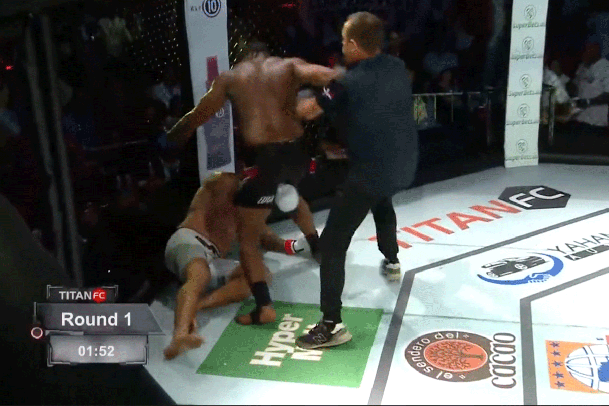 Ex-UFC vechter gesloopt in Russische bokswedstrijd | Video