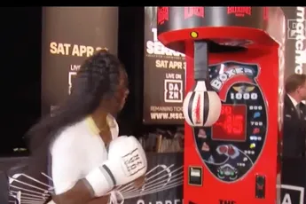 Als deze vrouw je klapt ga je 'KO!' Slaat harder dan een vent (video)