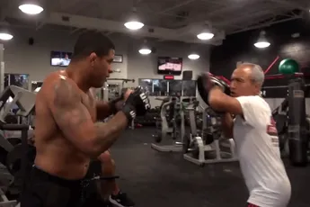 '15 minuten hel': Kooivechter Burns bereidt zich voor op beruchte Rus