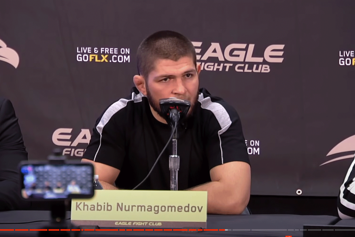 Khabib stuurt waarschuwing naar UFC: 'Pas maar goed op'