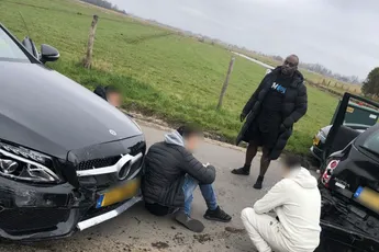 Melvin Manhoef rijdt inbrekers klem en raakt gewond aan hand