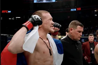 'Fuck it!' Petr Yan niet blij na controversiële nederlaag bij UFC 280