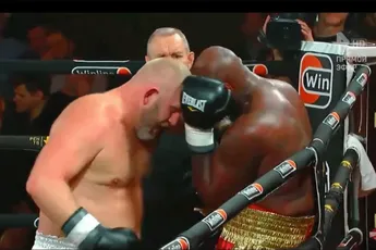 Notoire Rus pakt Deontay Wilder's coach hard aan in de boksring (video)