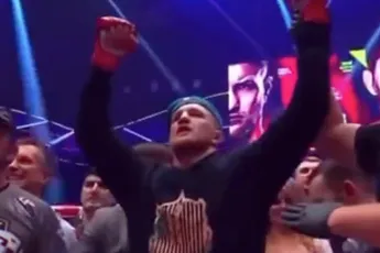 Russische MMA-vechter eert in Oekraïne gesneuvelde broer