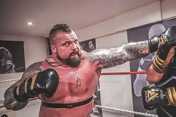 'Pijnlijk': Sterkste man houdt woord na verliezen bokswedstrijd