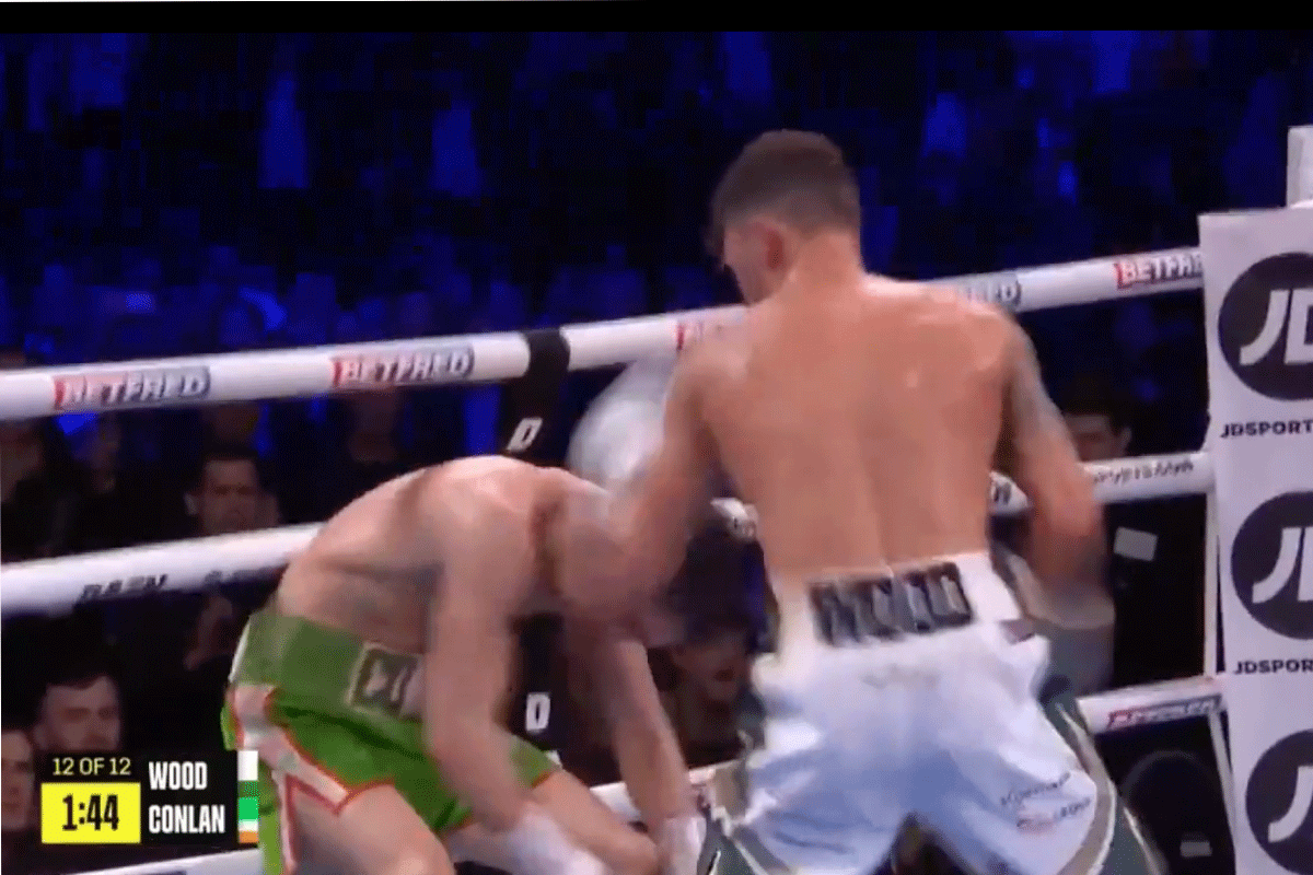 Uit ring geslagen bokser met spoed naar ziekenhuis: 'Hoop dat hij ok is'