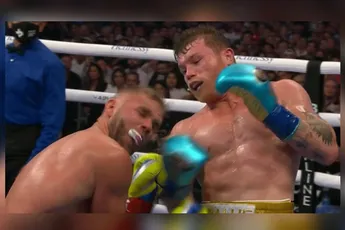 KIJKEN: Canelo breekt Saunders tijdens verhitte strijd in Texas