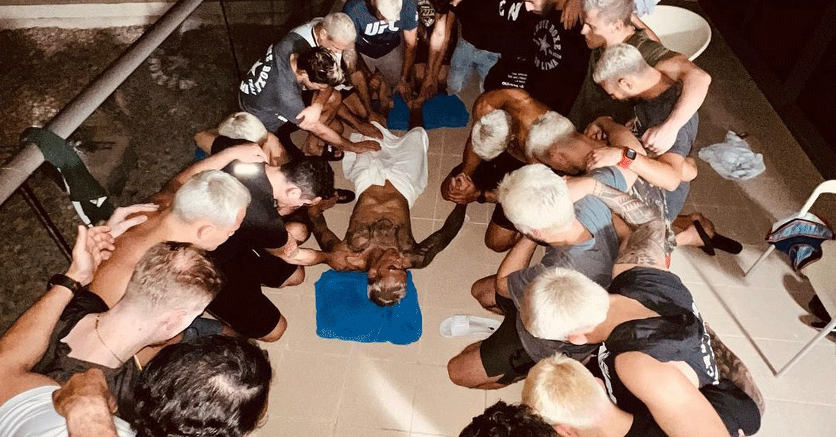 ￼Drama! UFC'er Oliveira's team bid tijdens afvalrace