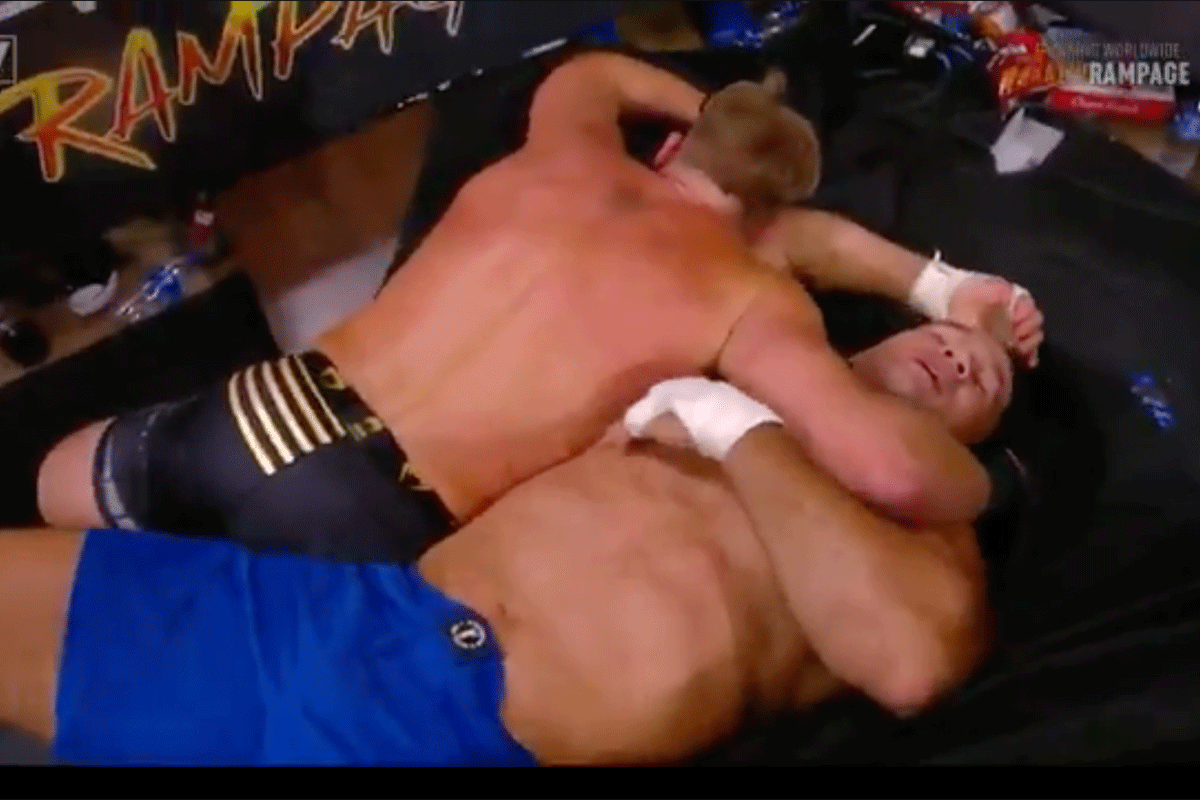 UFC'ers knokken er op los tijdens worstelshow (video)