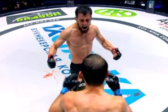 Maniak! Vechter flipt uit tegen rivaal: 'Raak me dan' (video)