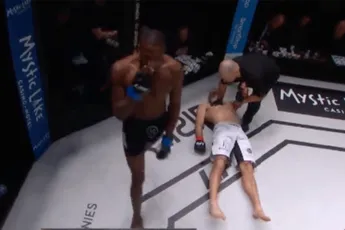 MMA vechter stikt haast! Scheidsrechter reageert veel te laat (video)