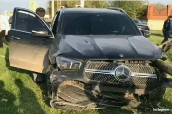 UFC'er Chimaev crasht met dure auto tegen slagboom