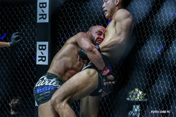 Ongenadig pak slaag voor ex-UFC'er Alvarez in absolute oorlog