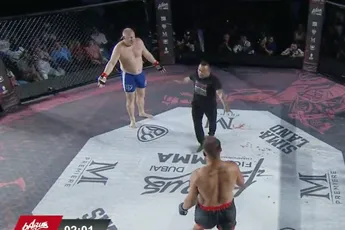 'Debiel!' Scheids stopt gevecht, knokkers willen door (video)