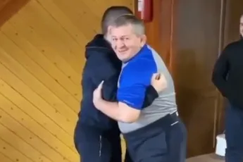 UFC-kampioen Khabib deelt emotioneel bericht overleden vader