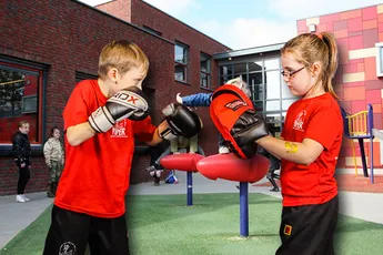 Kinderen op de BSO leren kickboksen is goed voor hun ontwikkeling
