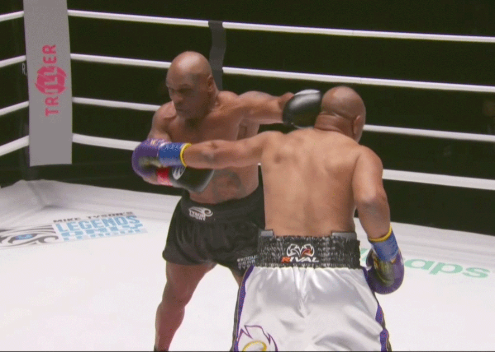Mike Tyson domineert leeg geslagen Roy Jones Jr in boks rentree (video)