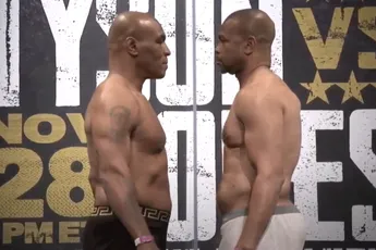 Mike Tyson en Roy Jones voor het eerst oog in oog tijdens staredown (video)