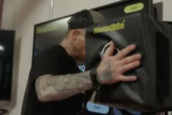 Deze man slaat als zo hard! 'Of je aangereden bent door een truck'