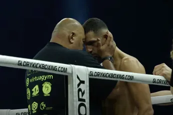 'Kom met die Jab!' Mike Passenier coacht vechters naar de knock-out winst | video