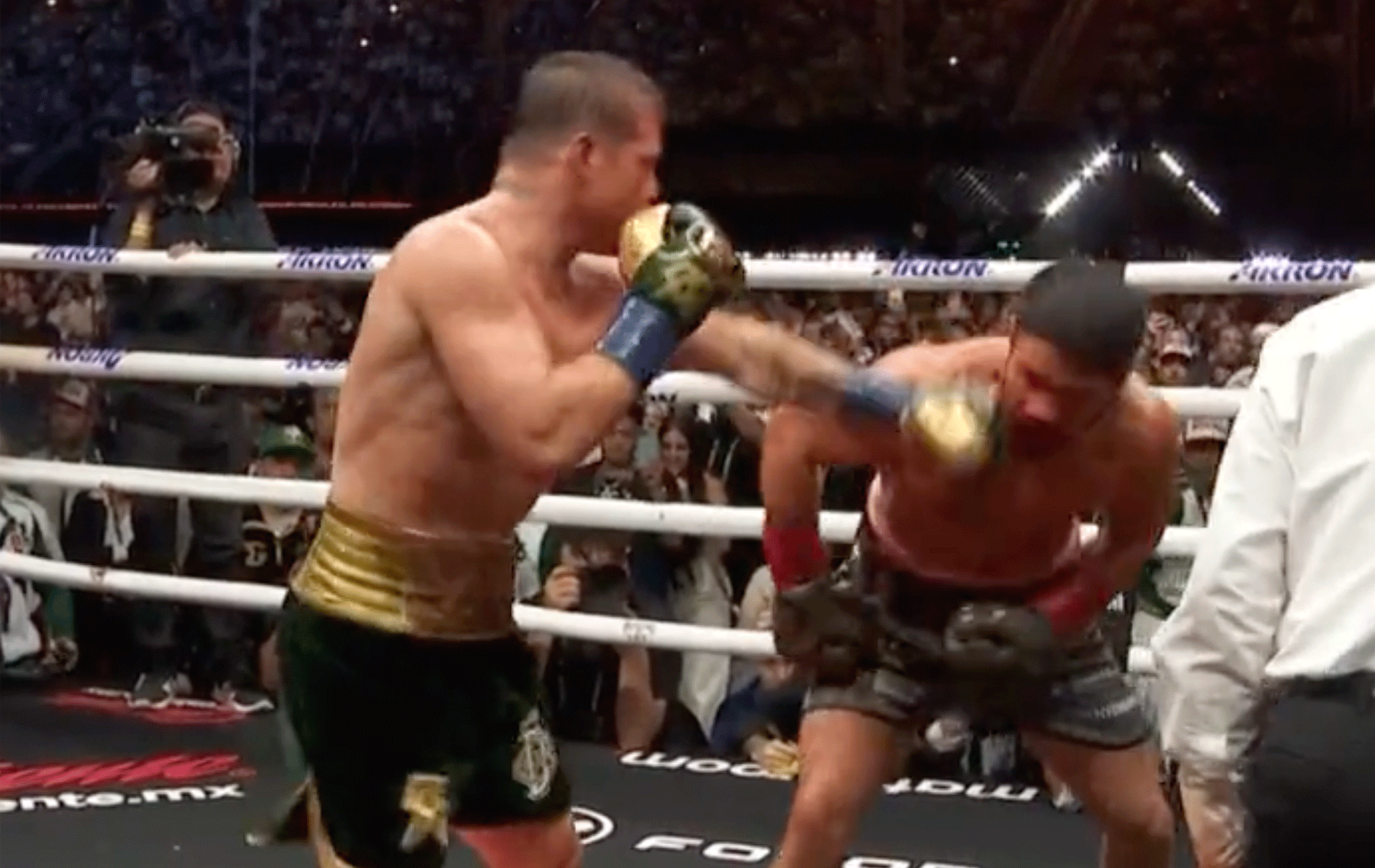 Boksfenomeen Canelo Alvarez geeft John Ryder pak slaag en pakt overwinning