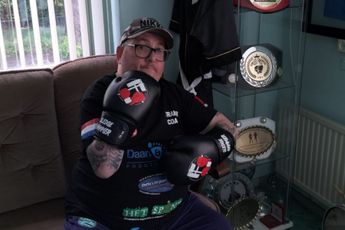 Invalide bokskampioen Dennis Verhoeven lanceert eigen bokshandschoenen lijn! 'Niet te stoppen'