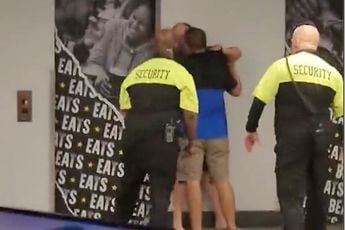 Beveiliger slaat 2 knuffelende mannen onderuit! 'Gedrag wordt niet getolereerd'
