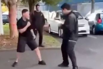 🎥 Kickbokser trapt straatvechter onderuit! 'Dit trucje werkt altijd"