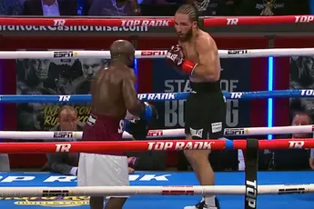 🎥 Kleinzoon boksheld krijgt pak slaag van Hiphop artiest! 'Opa's erfenis voortzetten mislukt'