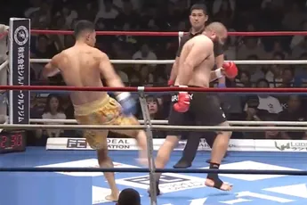 'Vluchten helpt niet!' Kickbokser genadeloos uit elkaar gesloopt door rivaal