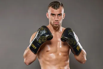 Roemeense sloper Stefan Latescu maakt verpletterend debuut bij Glory 88 in Parijs