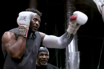 Francis Ngannou terug de boksring in op 23 december: 'Onverwachte tegenstander'