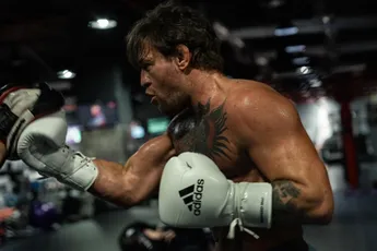 Gefrustreerde Conor McGregor beukt trainingsmaat onderuit: 'Tijd voor comeback'