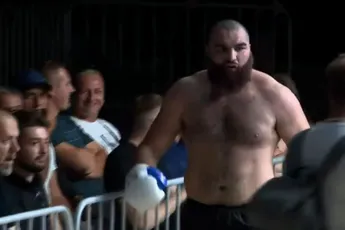 K-1 kickbokser Istrate loopt boos de ring uit tijdens wedstrijd (video)